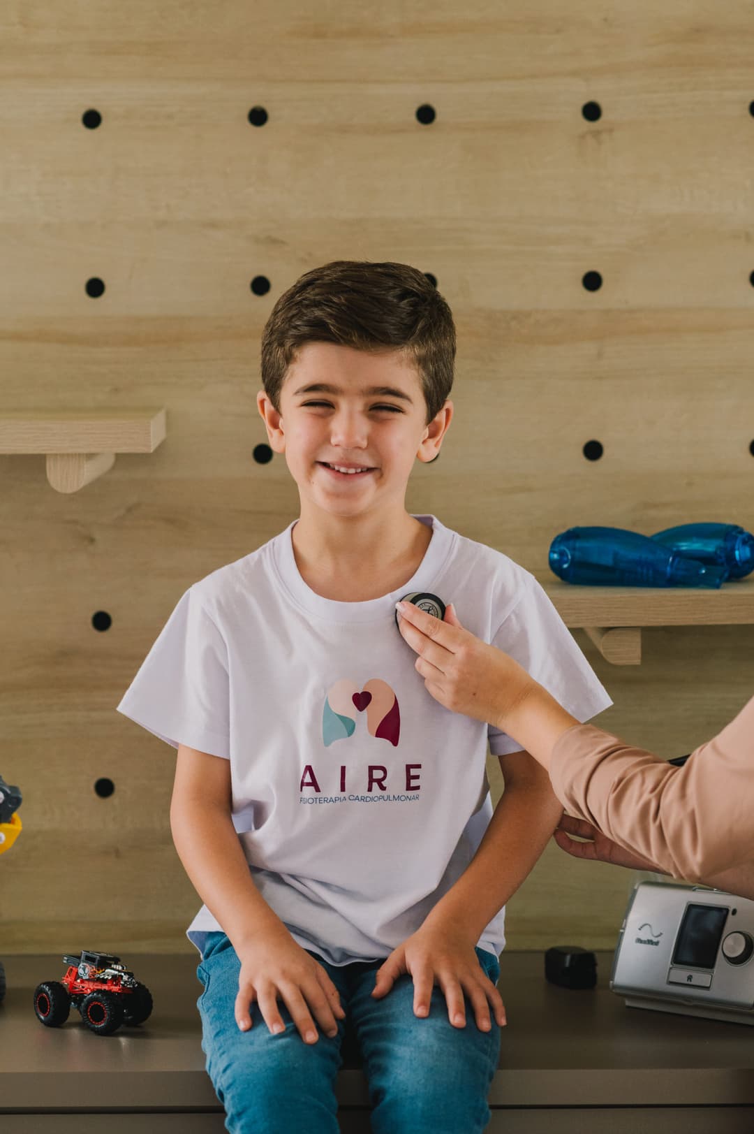 Menino com profissional de saúde usando estetoscópio