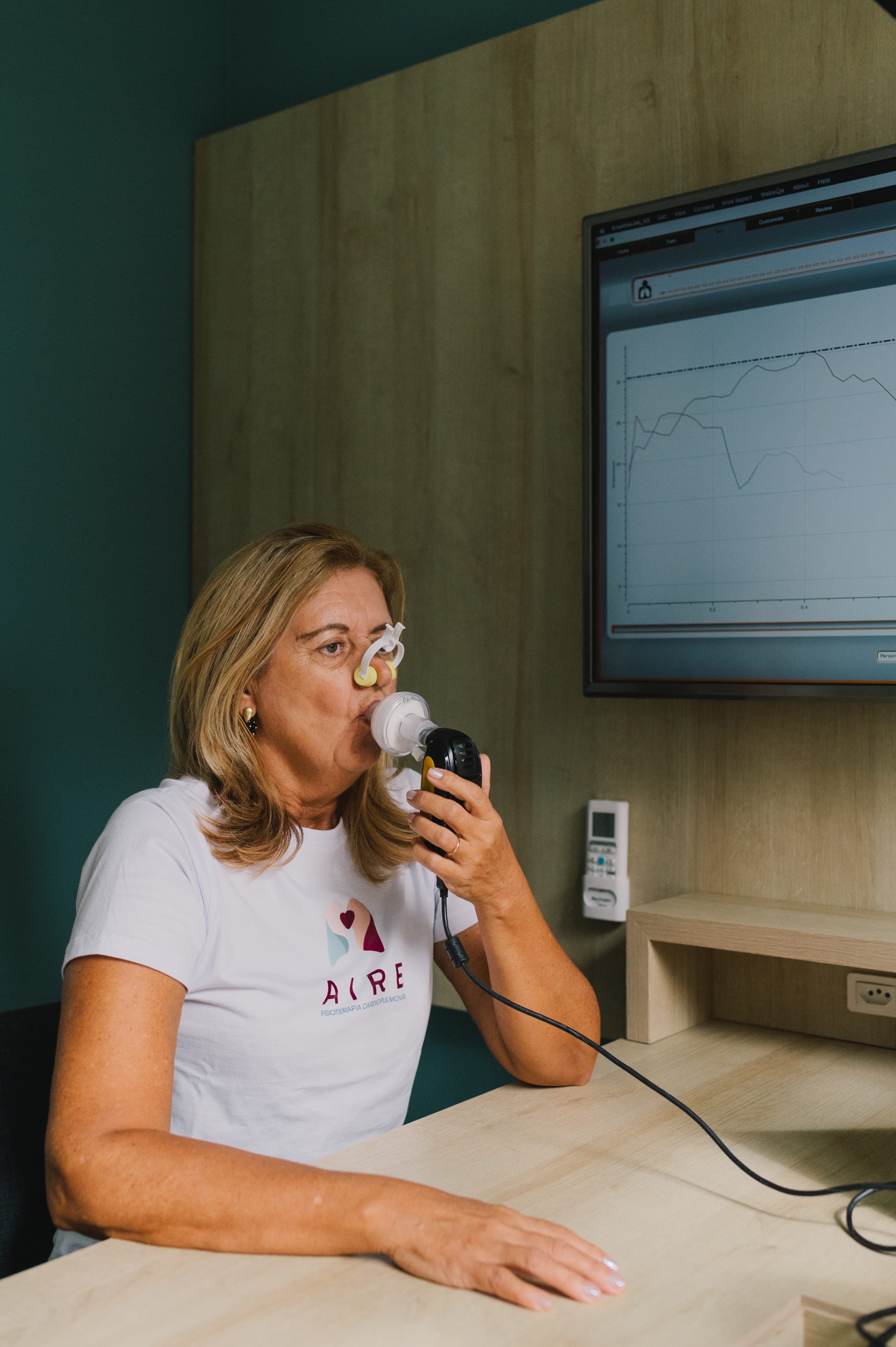 Mulher usando dispositivo respiratório